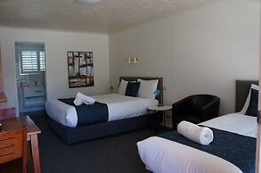 Waves Motel and Apartments