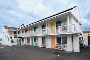 Waves Motel and Apartments