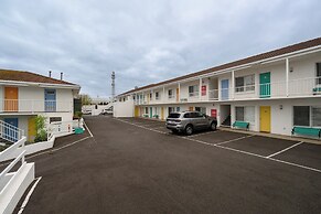 Waves Motel and Apartments