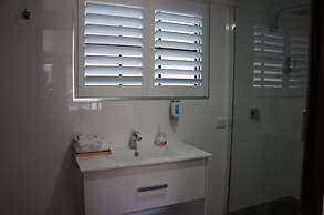 Waves Motel and Apartments