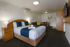 Waves Motel and Apartments