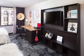 Saint Kate - The Arts Hotel