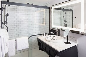 Saint Kate - The Arts Hotel