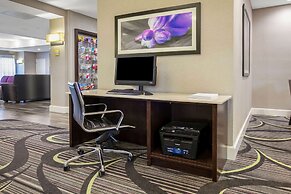 La Quinta Inn & Suites by Wyndham DFW Airport South / Irving