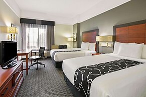 La Quinta Inn & Suites by Wyndham DFW Airport South / Irving