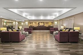 La Quinta Inn & Suites by Wyndham DFW Airport South / Irving