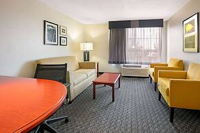 La Quinta Inn & Suites by Wyndham DFW Airport South / Irving