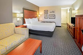 La Quinta Inn & Suites by Wyndham DFW Airport South / Irving