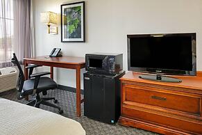 La Quinta Inn & Suites by Wyndham DFW Airport South / Irving