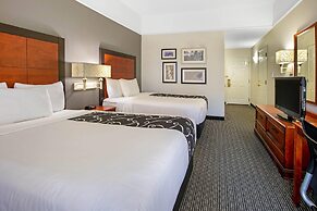 La Quinta Inn & Suites by Wyndham DFW Airport South / Irving