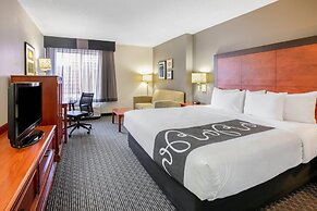 La Quinta Inn & Suites by Wyndham DFW Airport South / Irving