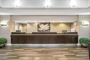 La Quinta Inn & Suites by Wyndham DFW Airport South / Irving