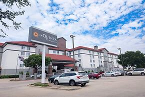 La Quinta Inn & Suites by Wyndham DFW Airport South / Irving