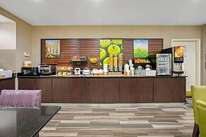 La Quinta Inn & Suites by Wyndham DFW Airport South / Irving