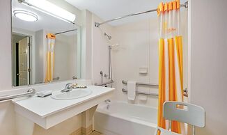 La Quinta Inn & Suites by Wyndham DFW Airport South / Irving