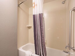 La Quinta Inn & Suites by Wyndham Plantation at SW 6th St