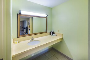 Super 8 by Wyndham Jackson MS Near the Fairgrounds
