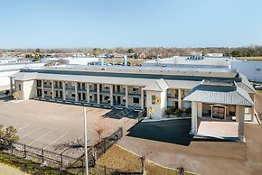 Super 8 by Wyndham Jackson MS Near the Fairgrounds