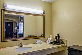 Econo Lodge Inn & Suites