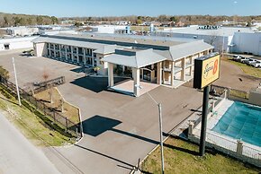 Super 8 by Wyndham Jackson MS Near the Fairgrounds