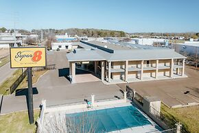 Super 8 by Wyndham Jackson MS Near the Fairgrounds