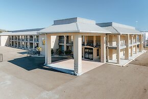 Super 8 by Wyndham Jackson MS Near the Fairgrounds