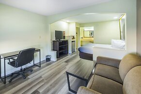 Super 8 by Wyndham Jackson MS Near the Fairgrounds