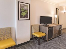 La Quinta Inn & Suites by Wyndham Arlington North 6 Flags Dr