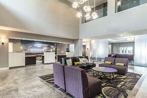 La Quinta Inn & Suites by Wyndham Arlington North 6 Flags Dr