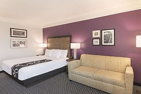 La Quinta Inn & Suites by Wyndham Arlington North 6 Flags Dr