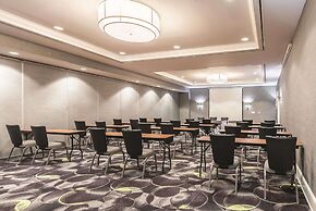 La Quinta Inn & Suites by Wyndham Arlington North 6 Flags Dr