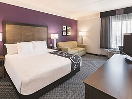 La Quinta Inn & Suites by Wyndham Arlington North 6 Flags Dr