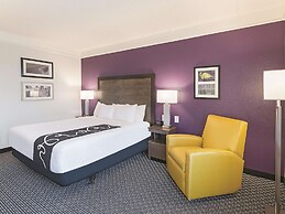 La Quinta Inn & Suites by Wyndham Arlington North 6 Flags Dr