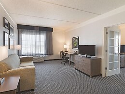 La Quinta Inn & Suites by Wyndham Arlington North 6 Flags Dr