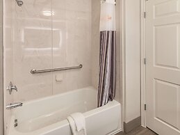 La Quinta Inn & Suites by Wyndham Arlington North 6 Flags Dr