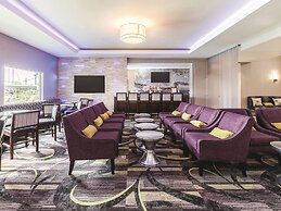 La Quinta Inn & Suites by Wyndham Arlington North 6 Flags Dr