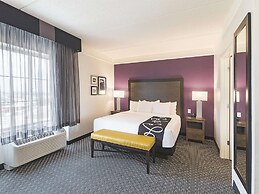 La Quinta Inn & Suites by Wyndham Arlington North 6 Flags Dr