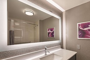 La Quinta Inn & Suites by Wyndham Arlington North 6 Flags Dr