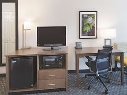 La Quinta Inn & Suites by Wyndham Arlington North 6 Flags Dr