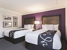 La Quinta Inn & Suites by Wyndham Arlington North 6 Flags Dr