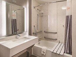 La Quinta Inn & Suites by Wyndham Arlington North 6 Flags Dr