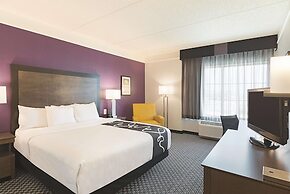 La Quinta Inn & Suites by Wyndham Arlington North 6 Flags Dr