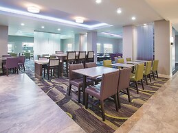 La Quinta Inn & Suites by Wyndham Arlington North 6 Flags Dr