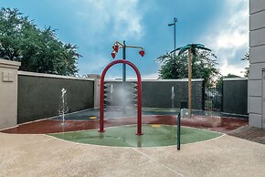 La Quinta Inn & Suites by Wyndham Arlington North 6 Flags Dr