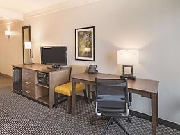 La Quinta Inn & Suites by Wyndham Arlington North 6 Flags Dr