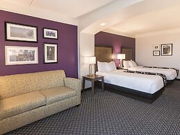 La Quinta Inn & Suites by Wyndham Arlington North 6 Flags Dr