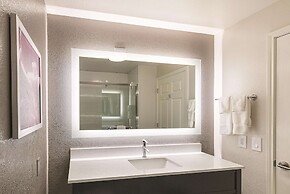 La Quinta Inn & Suites by Wyndham Arlington North 6 Flags Dr