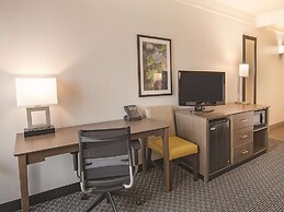 La Quinta Inn & Suites by Wyndham Arlington North 6 Flags Dr