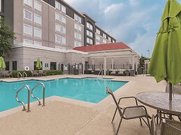 La Quinta Inn & Suites by Wyndham Arlington North 6 Flags Dr