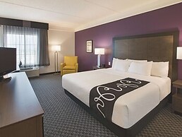 La Quinta Inn & Suites by Wyndham Arlington North 6 Flags Dr